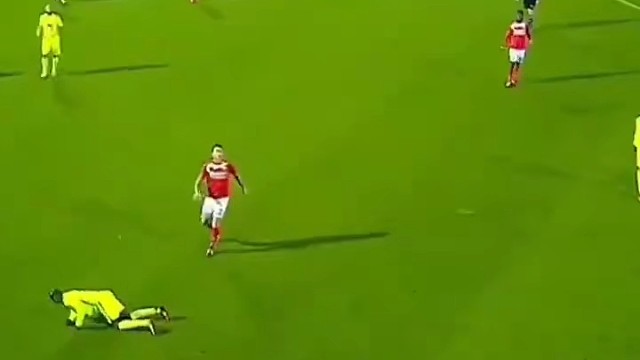 足球赛场那些主教练幻灯片式停球！