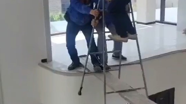 看后边大爷自信的叼着烟，稳了，我说烟稳了，信不信大爷用手夹烟之前，不管发生什么烟都不会掉[歪嘴]