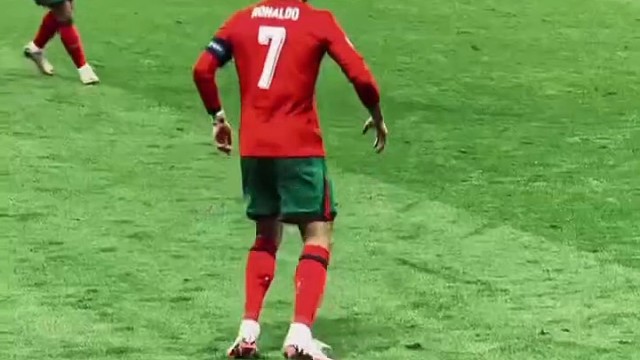 对手撞c罗反倒自己倒了#足球