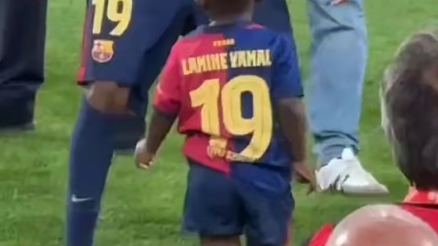 太可爱了！亚马尔给弟弟也戴上了墨镜