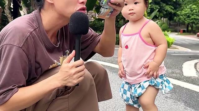 很厉害的采访，人类幼崽反应相当炸裂~