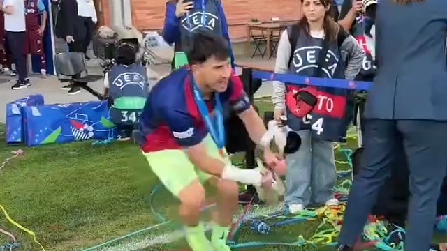 成功夺得欧冠青年冠军！接下来看两队哥哥姐姐们... #足球