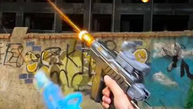 双枪一出 朋友都迷城制障了！#水枪玩具 #男孩子的快乐 #这玩具很炸裂 #电动水枪