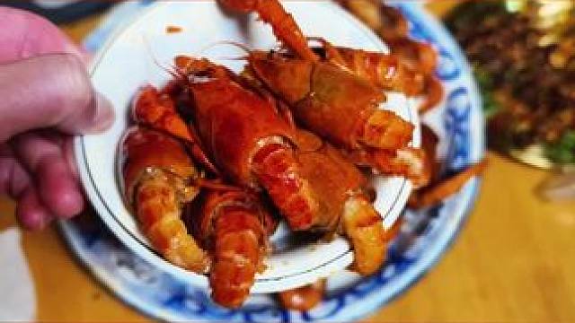 鲜香美味的小龙虾来啦，撸虾爱好者们注意啦，在宜宾烤五花华阳店，69.9 元就能吃到4斤辣卤小龙虾，