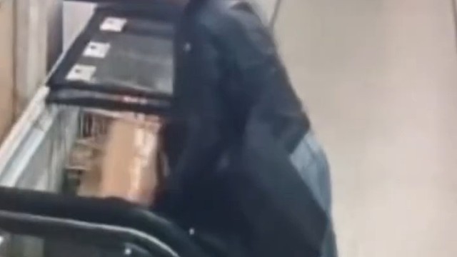 这咋走路[捂脸][龇牙]