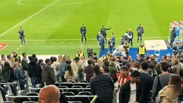 看吕迪格这架势的冲向观众席 不知道的以为他要干架呢#足球