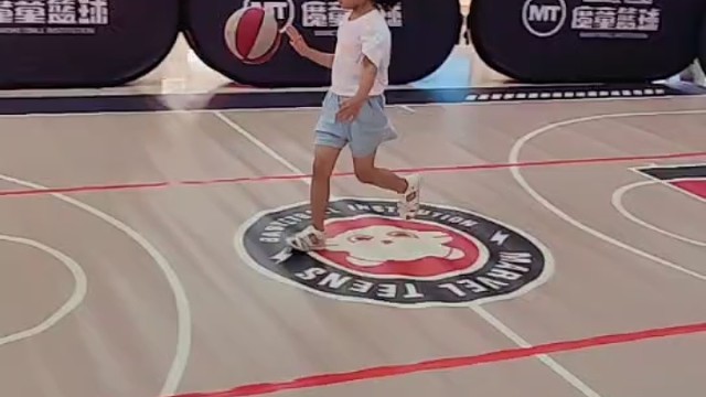 少儿篮球小运动员投篮捧棒的了