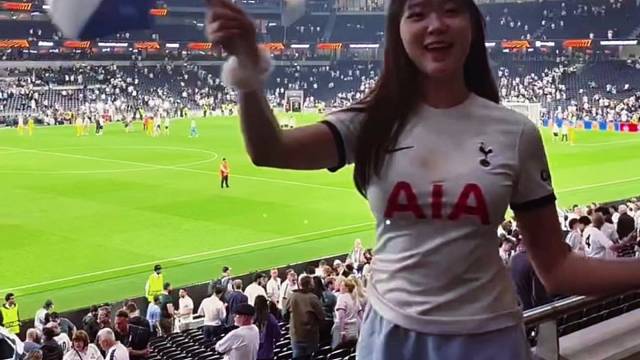 亚洲一哥孙兴慜的女球迷闪耀球场，成为亮丽的风景线