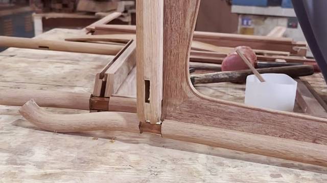 扇背如屏榫卯奇，官帽威仪木韵深。曲直相生承礼序，一椅风华阅古今。