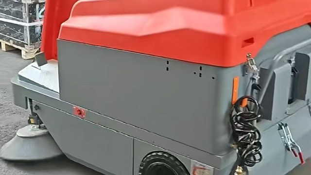 工厂地面灰尘较多，人工打扫容易扬尘。睿联RS1500扫地车轻松解决！