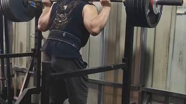 慢慢提高，蹲到238公斤，圆木106公斤，距目标还差很多