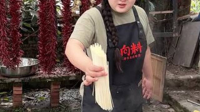 今天花6块钱煮了一大锅面，家里人都吃得很开心，麻辣鲜香太好吃了！#重庆小面 #小面调料 #美食