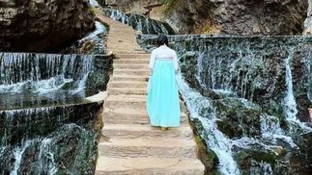 好喜欢这种感觉，静静地穿行于山水之间，这里是伏牛山王府竹海，号称中原第一瀑