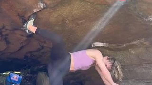 攀岩女王Shauna日常发起巨石挑战，看来难度8a的这个大家伙很难被攻克呢！
#运动 #攀岩 #抱石