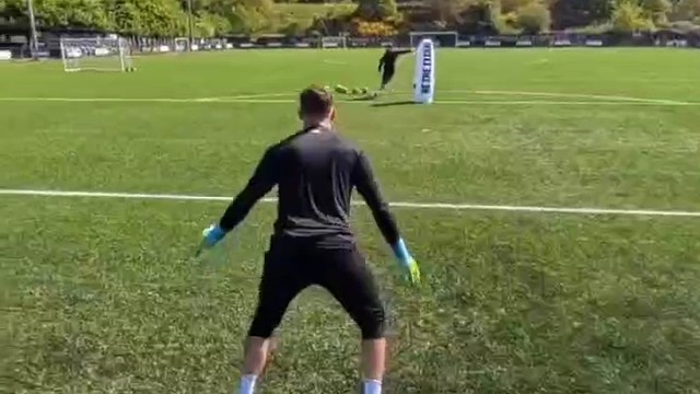 禁区外远射扑救训练