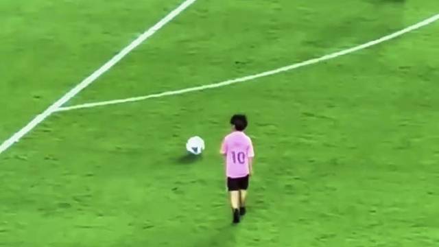 梅西小儿子场上秀颠球，结果尴尬的绊倒了