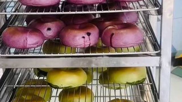 劳动节当然就要劳动啦！每天都在烤你们最爱的贝果哈哈！#谁懂这一口的好吃程度 #烘焙人的日常 #劳动节