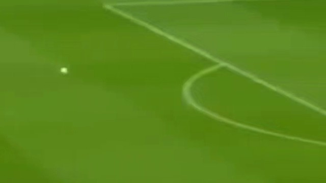 把点球当足球踢，这个门将在思考人生吗？