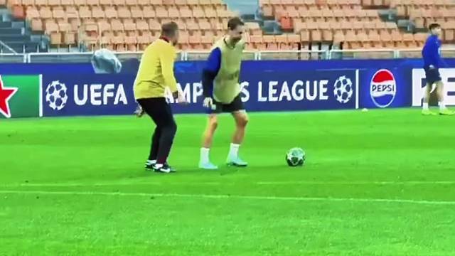 德容训练赛过掉主帅弗里克完成破门，太皮了