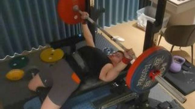 There is no tomorrow！
因为明天上班了
160kg 2×5
#自律 #卧推 #力