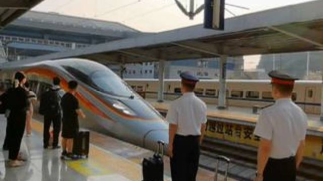 由北海开往长沙南方向的G540列车在夕阳照耀下缓缓驶入柳州站9站台！#中国铁路 #复兴号智能动车组 