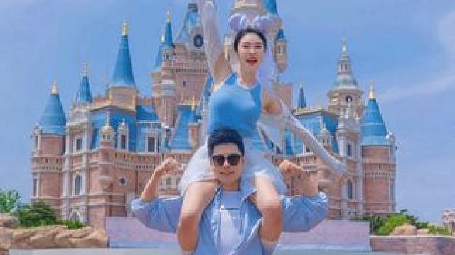 还原8年前的城堡照❤️ 16年拍照的时候，小棉在我肚子里的第六个月～现在25年了二宝都6岁了！不知道