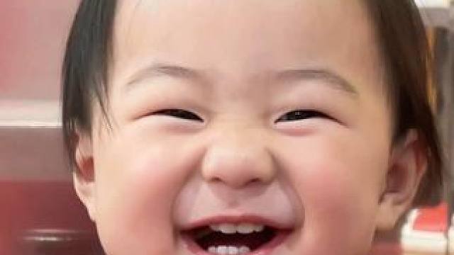 她似乎突然变懂事了 知道在爸爸妈妈吃饭时不要大喊大闹 有点惊喜 也有点心疼#小孩 #一家三口 #骗你