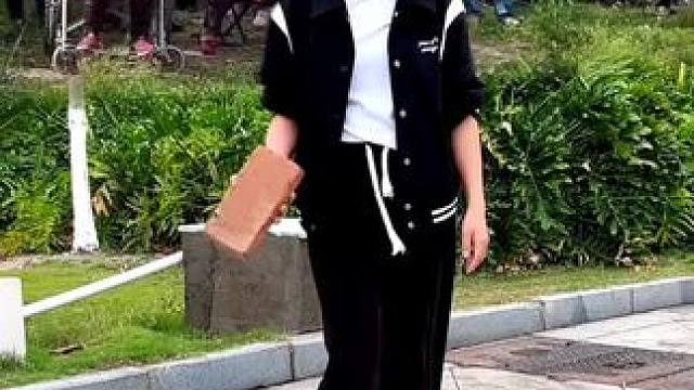 美女练了30年的隔空劈砖功夫果然厉害， 直接全场震撼