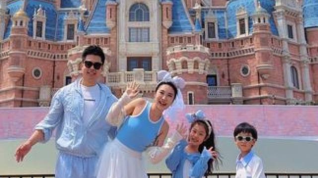 城堡前的穿搭展示 在迪士尼这么穿，真的有种回了自己家的感觉哈哈哈！出片率200%！！！#亲子 #迪士