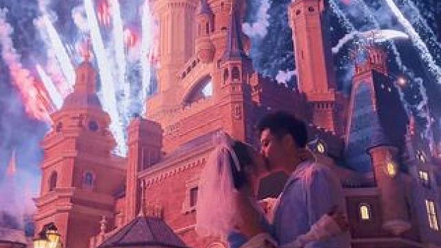 迪士尼烟花下的吻 城堡和烟花都听见了你说爱我#迪士尼 #烟花 #我们俩 #向烟花许个愿