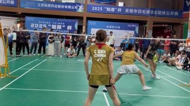 羽毛球精彩业余女子双打比赛