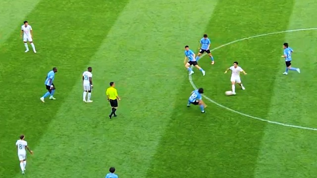 法比奥向裁判出牌