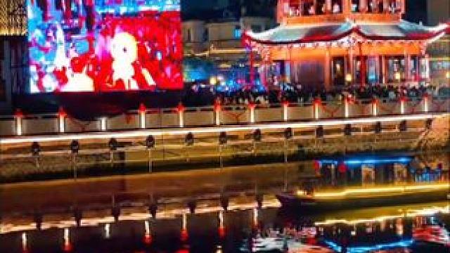 路桥十里长街，灯火辉煌，人山人海，热闹沸腾，迷人的不夜古城。