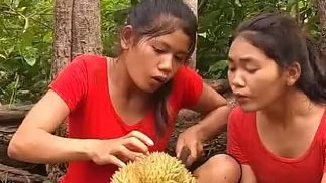 美味的烹饪野生蘑菇在竹林烧烤晚餐 