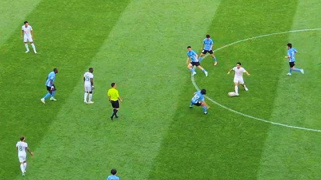 法比奥向裁判出牌