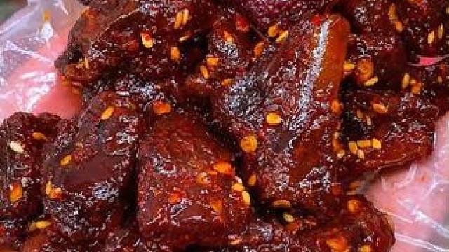 里面加了杨梅的杨梅碎碎鸭是真的好吃，肉感十足，三分微酸七分甜辣解馋解腻，好吃到嗦手指#好吃到停不下来