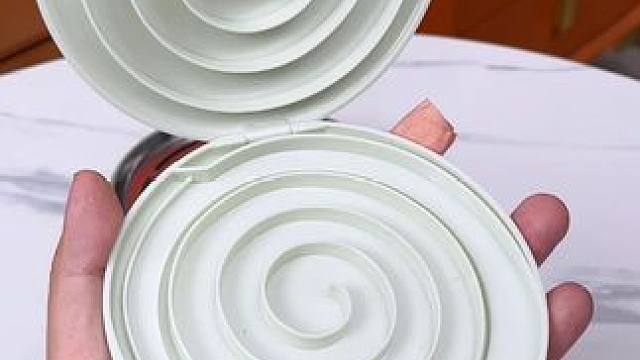 这个自带分离器的防烫蚊香盒真的家家都能用得到，用它不仅能给蚊香自动分离，还能防火防烫防飞灰，断掉的蚊