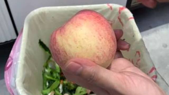 二合一水果刀 这款二合一水果刀，出门野餐，在车上吃个水果啥的都特别方便 #水果刀  #削皮刀  #二