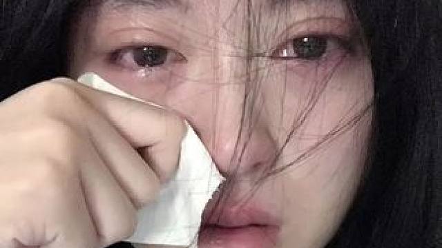 明明每个人都有分享生活的权利 #拍照  #女性  #19岁女孩哭泣照被恶意盗用