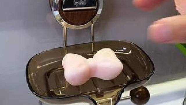 高颜值肥皂盒 这个#吸盘香皂盒  也太好看了，胡桃木搭配不锈钢，高级有质感#吸盘肥皂盒  #沥水肥皂