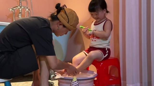 烦亖了～刚洗完又要洗一遍～