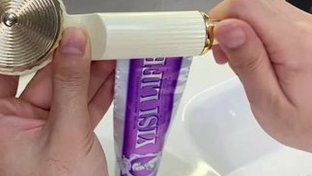 挤压洗面奶牙膏 吸盘挤牙膏神器可挤压洗面奶多功能家用浴室壁挂式免打孔挤牙膏器#生活日用小神器 #好物
