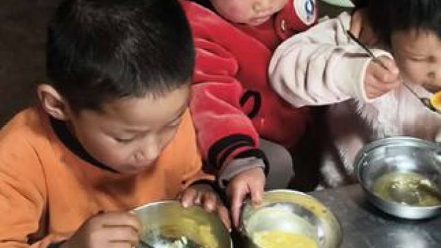 煮了鸡蛋给孩子吃。#农村娃