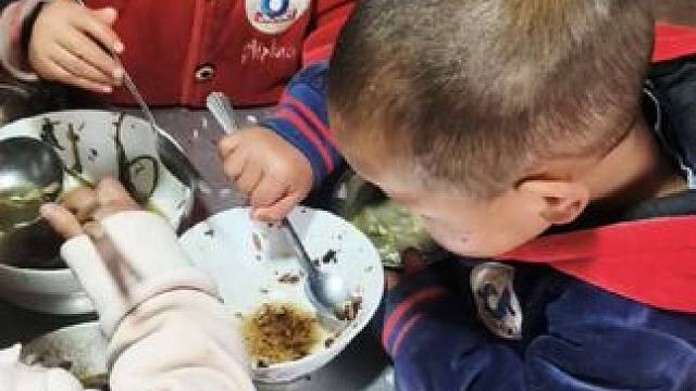 双双吃饭挺有食欲的。#农村娃