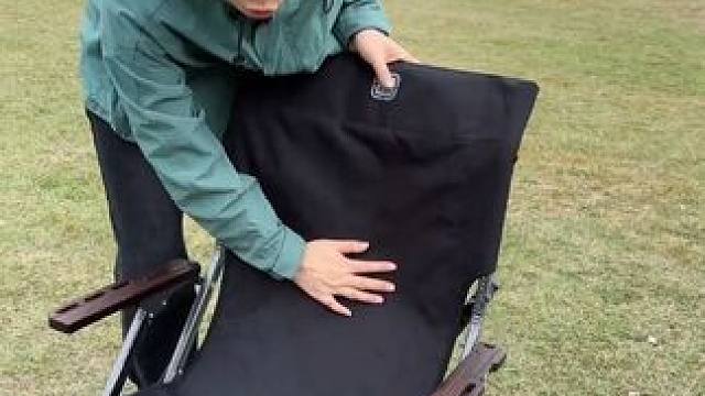 全铝合金材质的海狗椅，可以做到1秒折叠，1秒展开，实木的手柄，坐在上面更加的舒适 #海狗椅 #铝合金