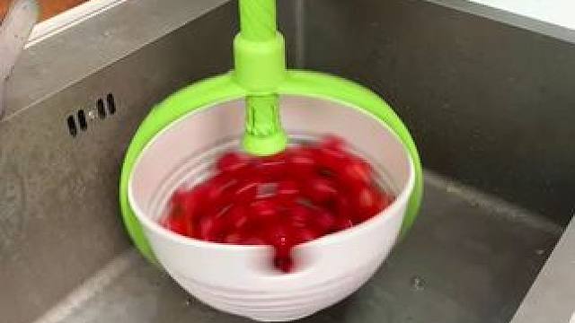 品质生活从细节开始 品质生活从细节开始 #沙拉旋转蔬菜水果沥水篮  是您厨房中的得力助手#旋转沥水篮