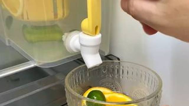 这个带水龙头的冷水壶可真方便 这个带水龙头的冷水壶可真方便，密封盖不会串味，喝多少接多少，奈斯！！ 