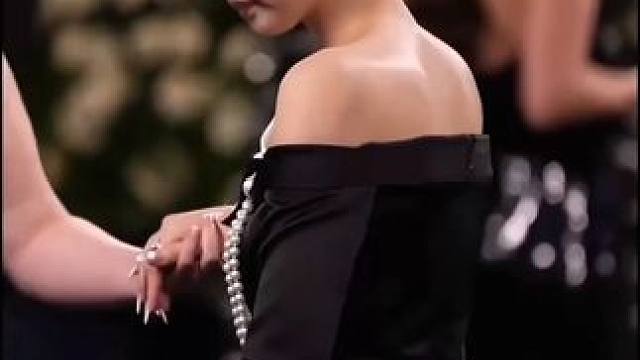 #Jennie第三次参加MetGala 自信精致又俏皮，这与生俱来的时尚感太美了！#MetGala红