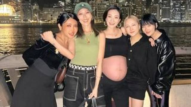 38岁前TVB花旦王君馨临盘在即仍为闺蜜庆生，性感吊带装晒肚皮获赞最美孕妇#王君馨 #娱乐圈