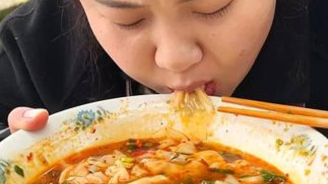 胖妹用小面调料在家煮的这一盆红油抄手，麻辣鲜香，味道真的太巴适了！#美食  #农村美食 #妈呀太香了
